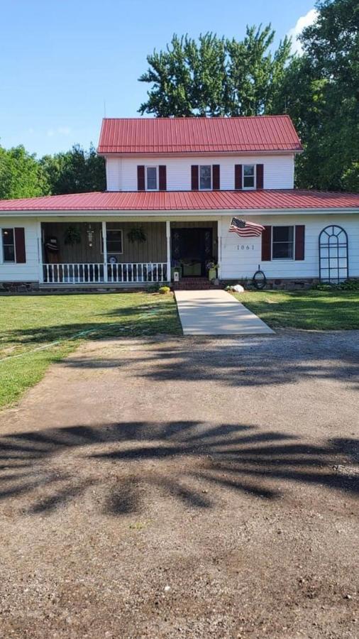 The Farmhouse Inn Guest House Nappanee Exterior foto