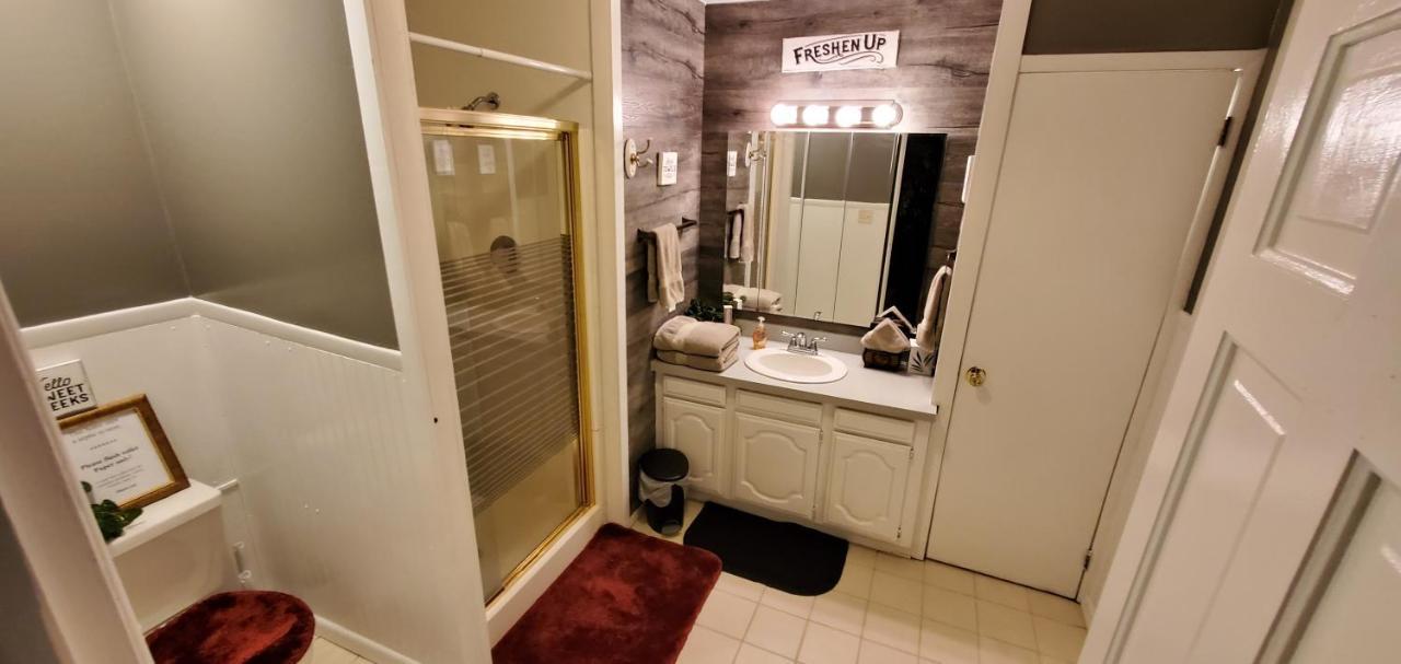 The Farmhouse Inn Guest House Nappanee Exterior foto