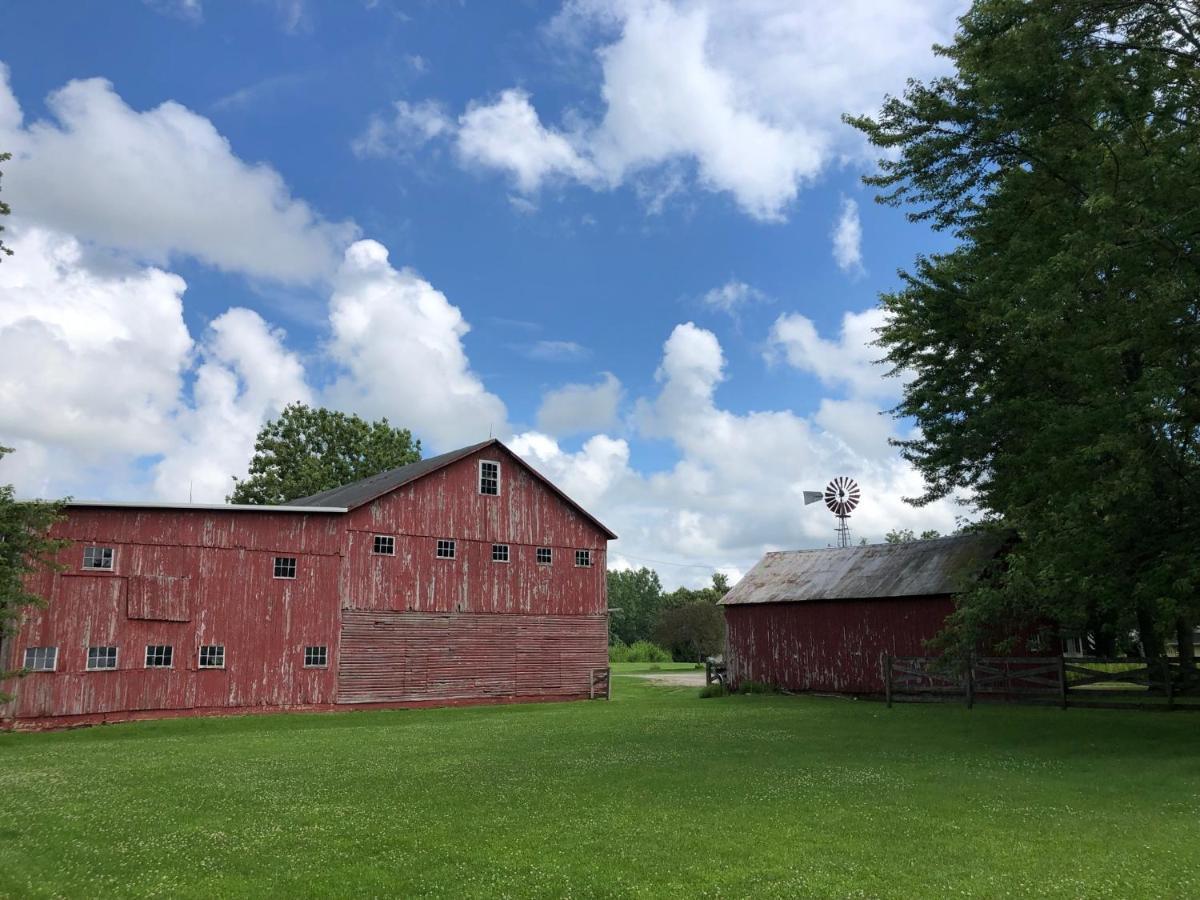 The Farmhouse Inn Guest House Nappanee Exterior foto