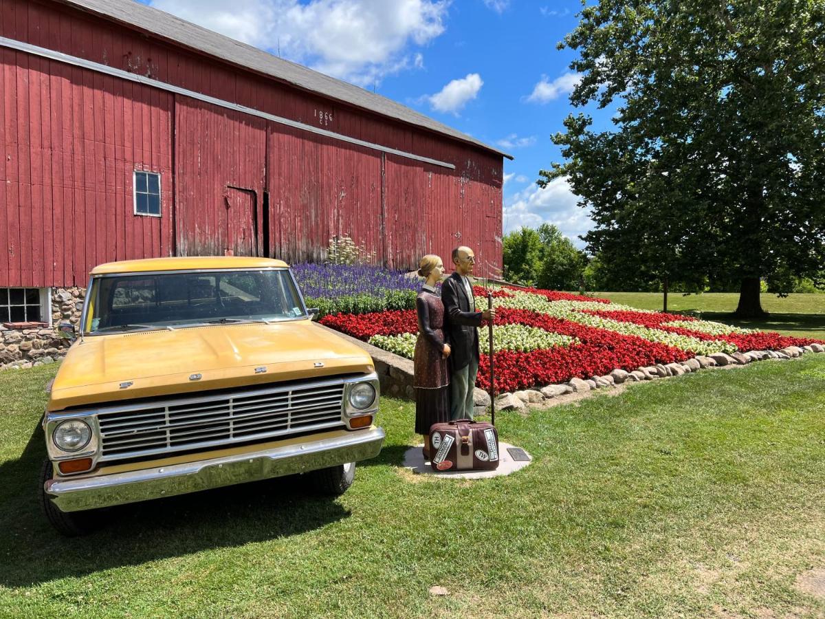 The Farmhouse Inn Guest House Nappanee Exterior foto